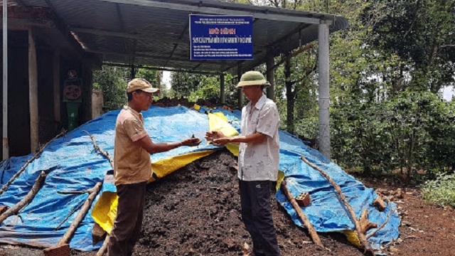 Ủ phân hữu cơ nên thành từng đống và các bạt che chắn