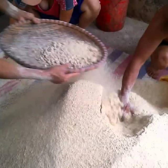 Ủ thức ăn bằng men ẩm cần phôi thức ăn dạng bột.