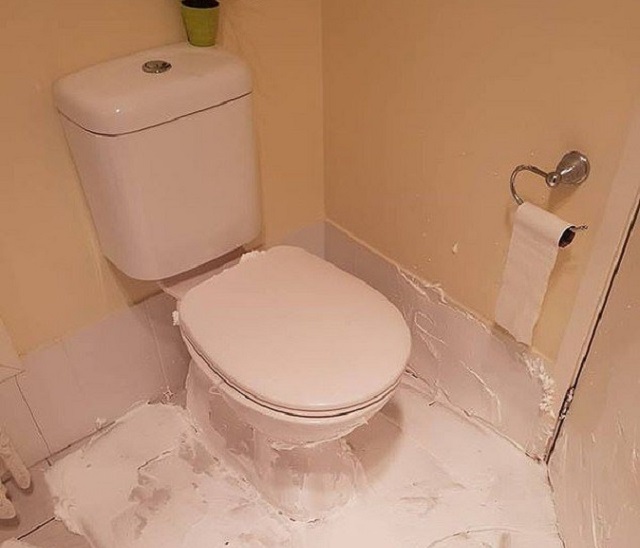 Phần bồn cầu và nền nhà bị hở là nguyên nhân làm nhà vệ sinh bị hôi