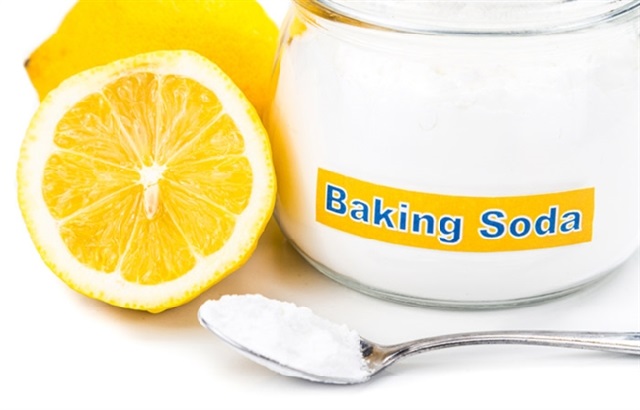 Xử lý nhà vệ sinh bị hôi bằng baking soda với chanh