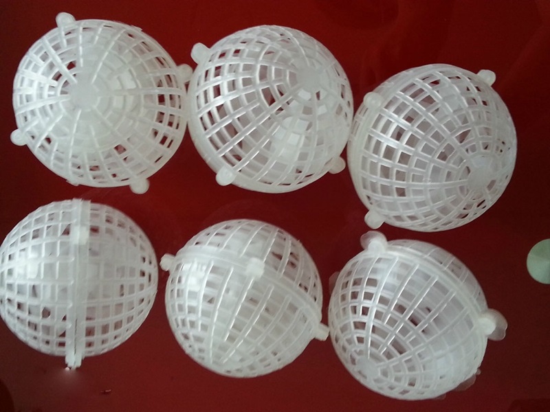 Giá thể dạng cầu thường được ứng dụng trong các hệ thống lọc sinh học Giá thể dạng cầu thường được ứng dụng trong các hệ thống lọc sinh học