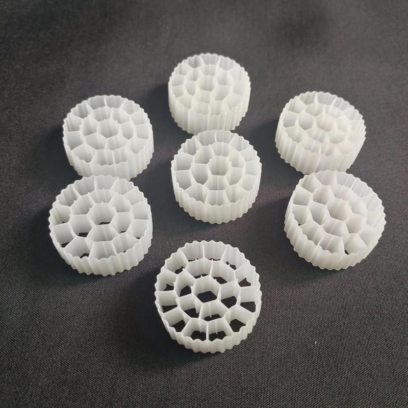 MBBR có thể chuyển động tự do trong bể, tăng cường sự tiếp xúc giữa vi sinh vật và chất ô nhiễm MBBR có thể chuyển động tự do trong bể, tăng cường sự tiếp xúc giữa vi sinh vật và chất ô nhiễm