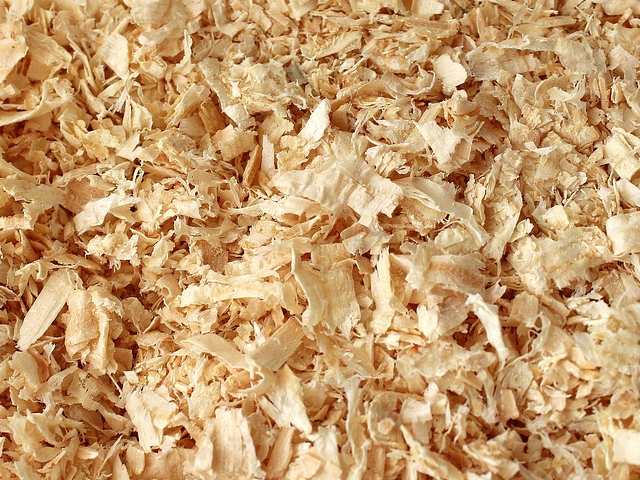 Mùn cưa là một trong những chất liệu thường được dùng Mùn cưa là một trong những chất liệu thường được dùng